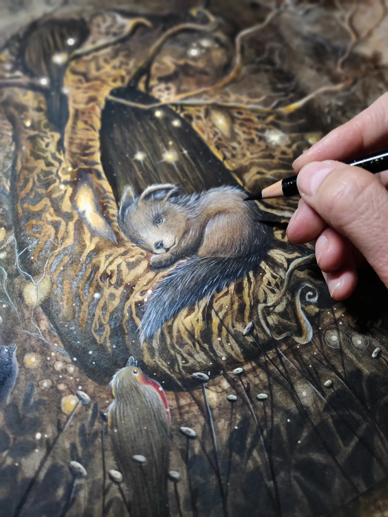 Dana tekent met de hand aan een bosillustratie